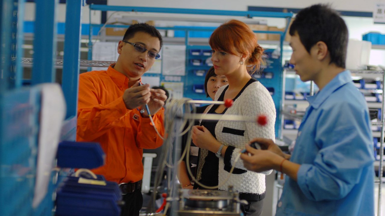 product demonstration to visitor at ocean lab